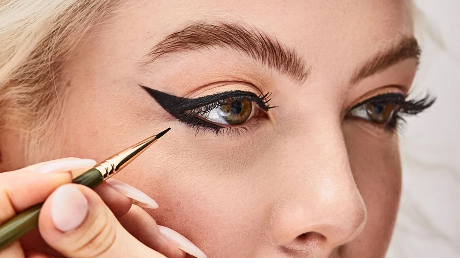 eyeliner application